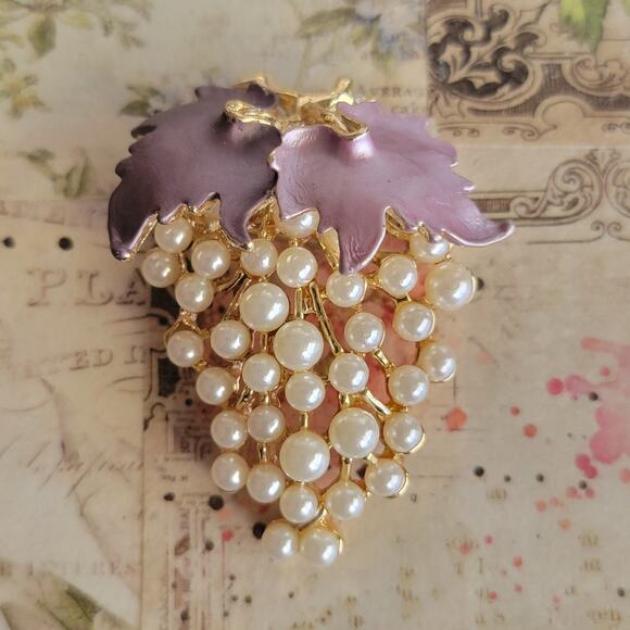Brooch Women Vintage Grape Cluster Pin Pearl Bead Purple Enamel Brooch - Picture 1 of 10